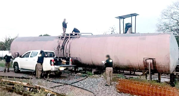 ¡ASEGURAN MILES DE LITROS DE HIDROCARBURO Y 23 VEHÍCULOS! - EN UN CATEO DE LA FGR EN EL EJIDO LOS PICHONES DE MEDELLIN