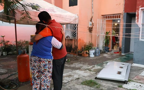 ¡FLAMAZO DEJA UN HERIDO Y 4 PERRITOS CON QUEMADURAS! - EXPLOSIÓN DE GAS EN LA UNIDAD HABITACIONAL ARIES II