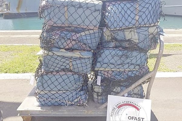 ¡INCAUTAN 524 KILOS DE COCAÍNA EN UN PESQUERO DE BANDERA ESPAÑOLA!