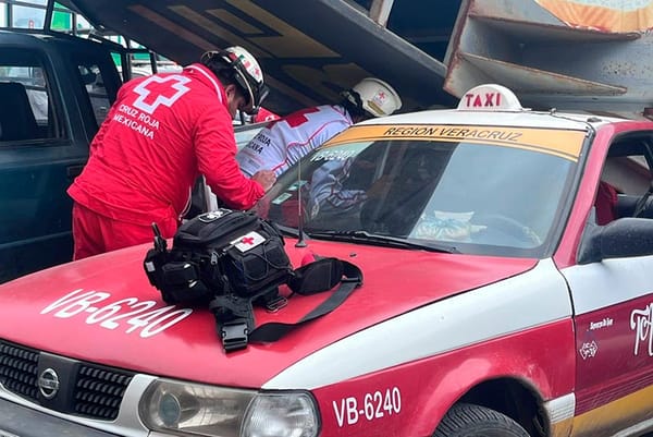 ¡PASAJERA HERIDA AL CAER ESPECTACULAR SOBRE TAXI!