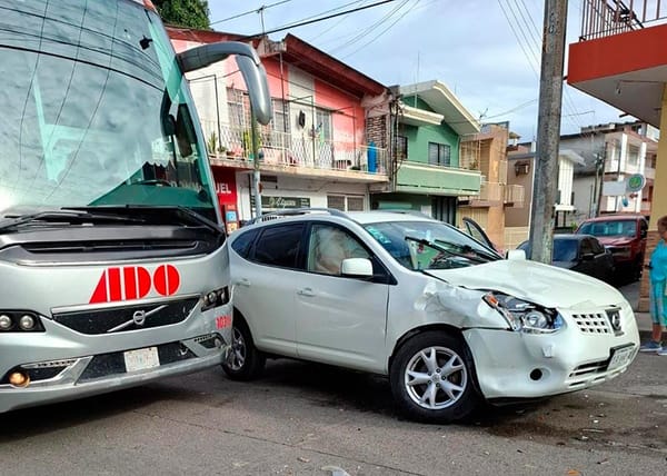 ¡AUTOBÚS ADO LE PEGA UN SUSTO A CONDUCTORA!