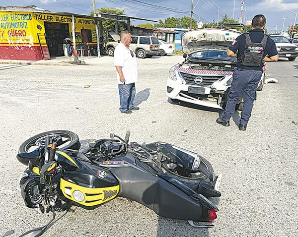 ¡SE LE APARECIÓ LA MOTO AL TAXI 135 Y CHOCAN!