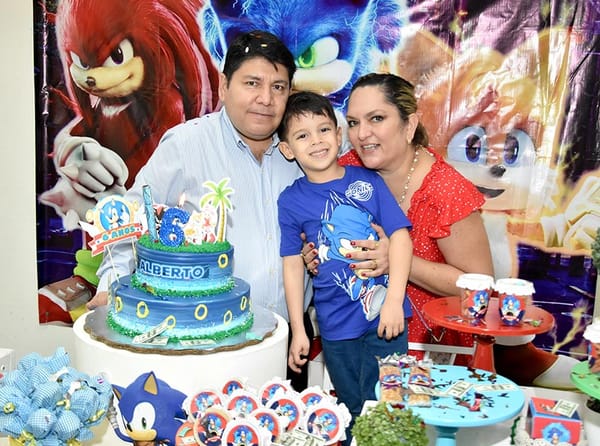 ALBERTO FESTEJA CON SONIC