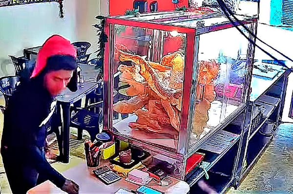 ¡ROBAN CELULAR EN LA TAQUERÍA DE CARNITAS!