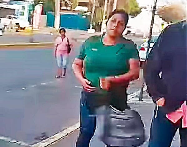 ¡FARDERA GOLPEÓ A DAMA QUE LA GRABÓ ROBANDO EN SORIANA!