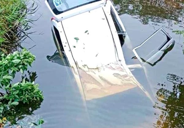 ¡CAMIONETA CON CINCO PASAJEROS CAYÓ A UN ARROYO EN NAUTLA!