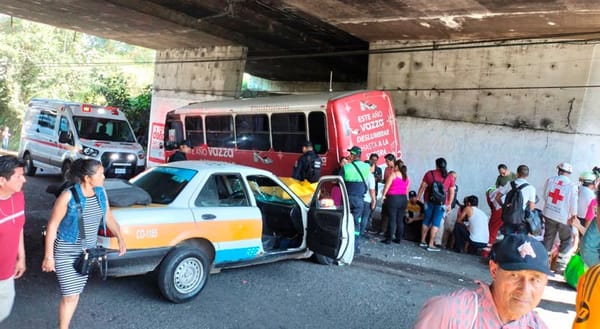 ¡BRUTAL CHOQUE: 17 HERIDOS! - TAXISTA Y CAMION DE PASAJE SE IMPACTARON DE FRENTE EN CORDOBA