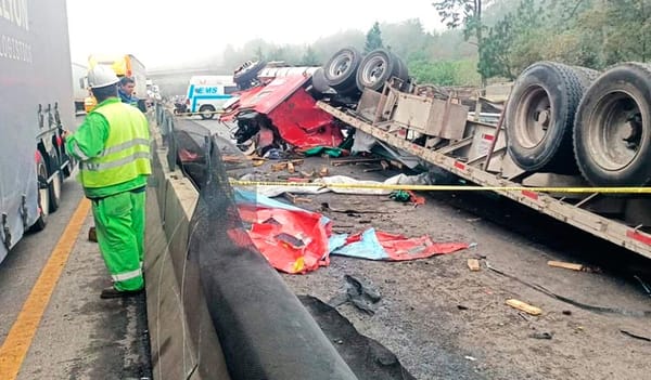 ¡MUEREN TRAILERO Y SU HIJO! - EL TRACTOCAMION SE QUEDO SIN FRENOS, VOLCO Y LA CABINA QUEDO DESTROZADA