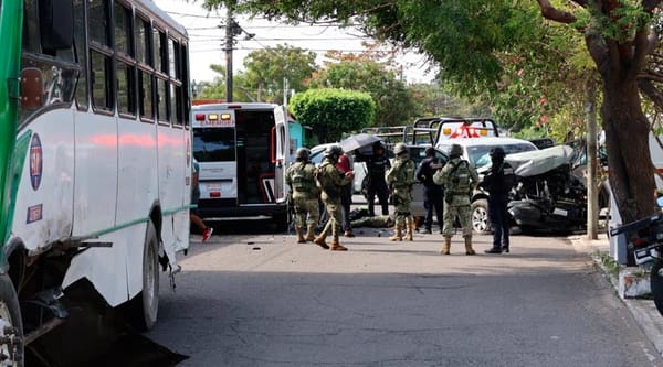 ¡PATRULLAZO: 10 HERIDOS! - LA CAMIONETA DE LA SEMAR SE IMPACTO CONTRA CAMION DE LA RUTA “CHIVERIA”