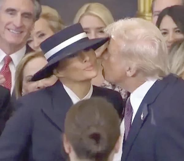 ¡EL NO-BESO DE DONALD TRUMP A MELANIA POR CULPA DE UN SOMBRERO!