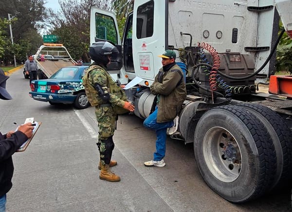 ¡SE LO LLEVA DE CORBATA! - TRAILERO ARRASTRÓ PATRULLA DE TRÁNSITO! *DOS AGENTES ILESOS Y ESPANTADOS