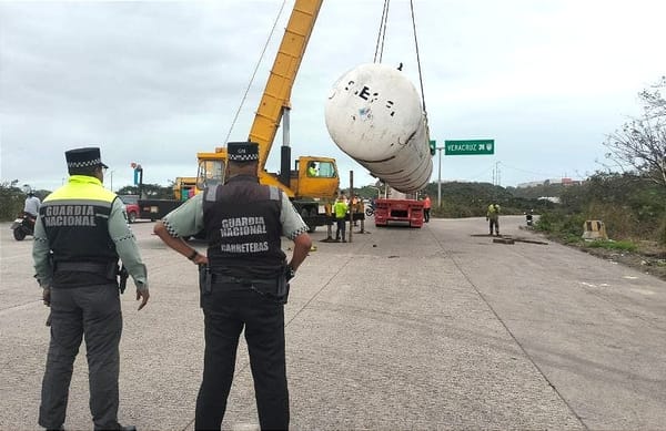 ¡SE LE DESPRENDE LA CARGA EN EL KM 13.5!