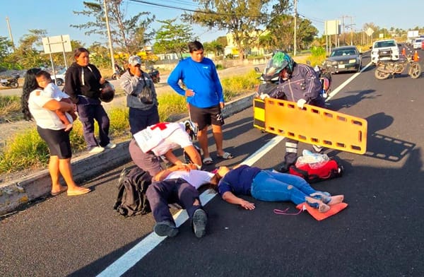 ¡POLICÍA DEL IPAX Y SU ESPOSA ARROLLADOS EN LA AUTOPISTA!